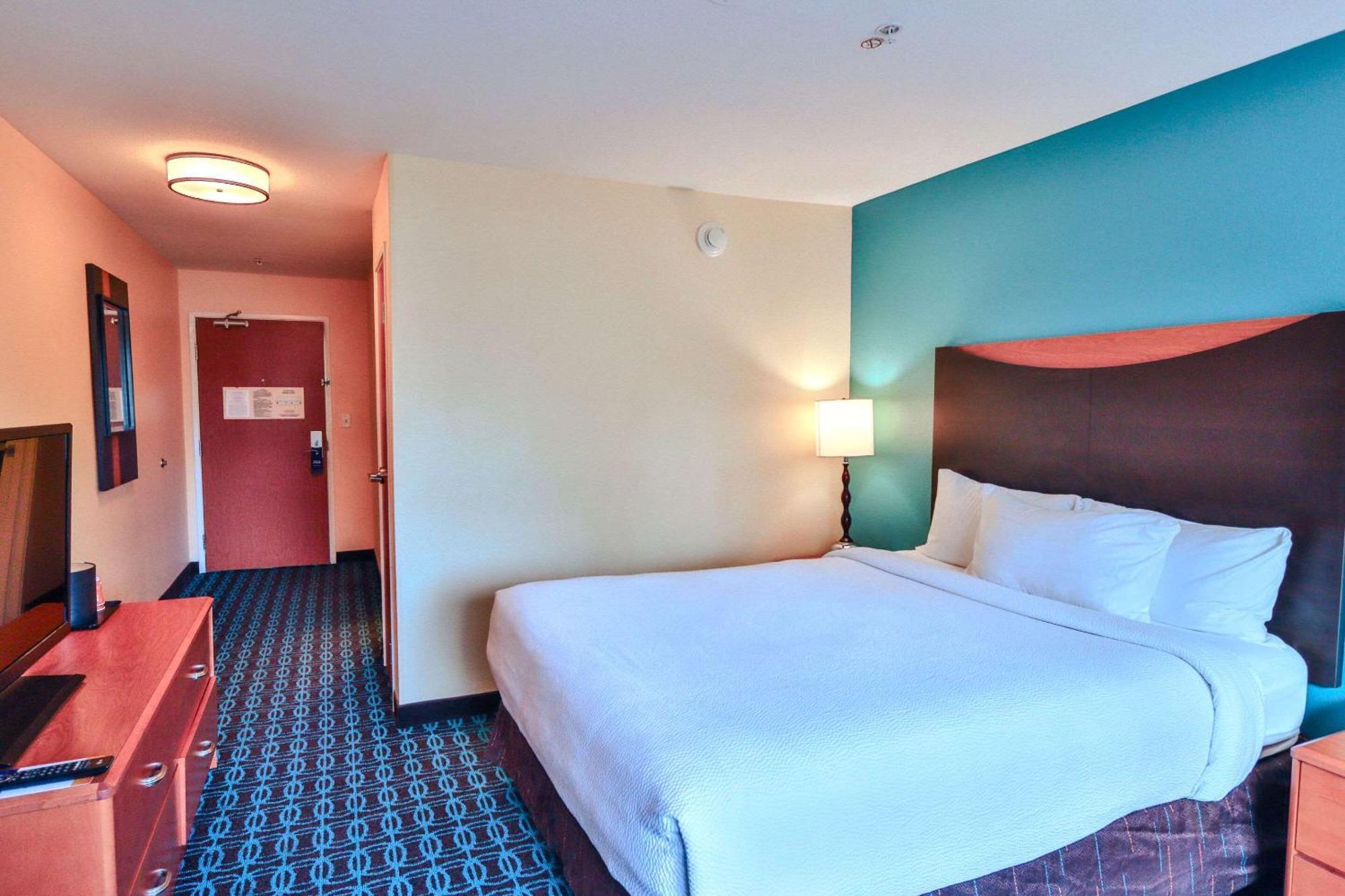 Comfort Inn & Suites Westfield Экстерьер фото