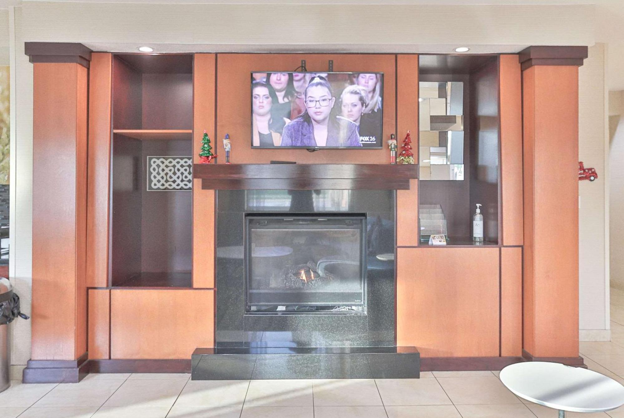 Comfort Inn & Suites Westfield Экстерьер фото