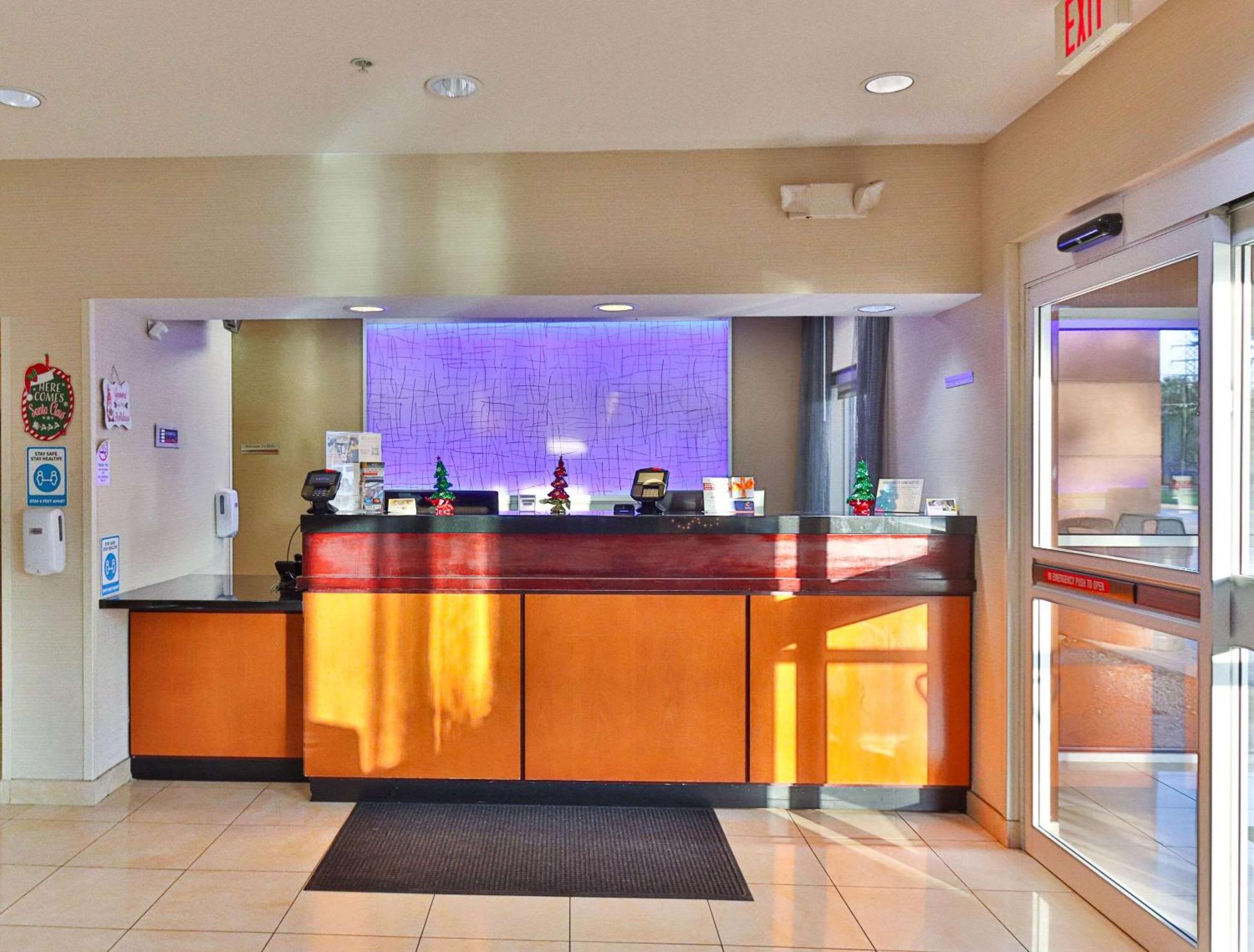 Comfort Inn & Suites Westfield Экстерьер фото