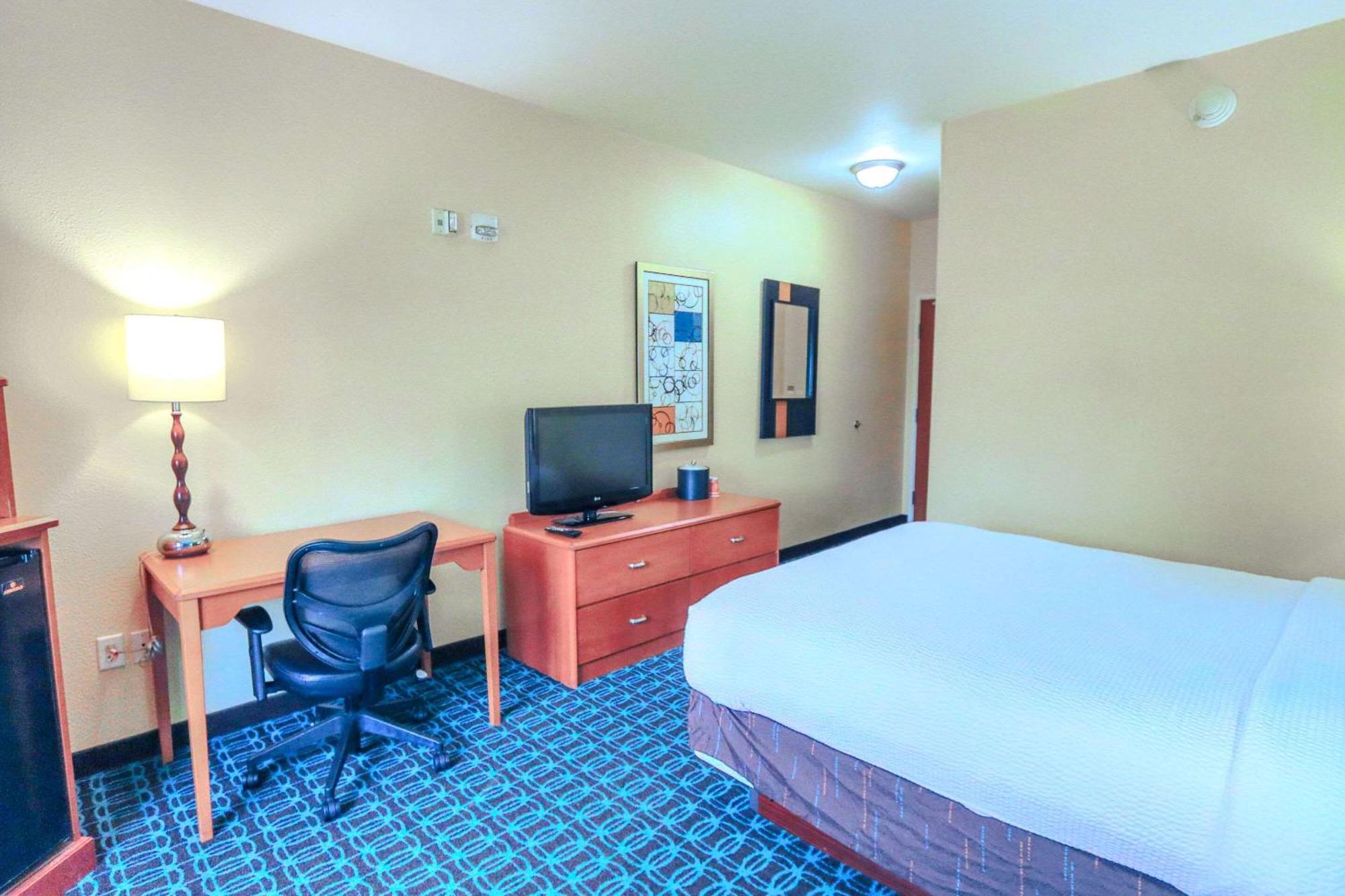 Comfort Inn & Suites Westfield Экстерьер фото