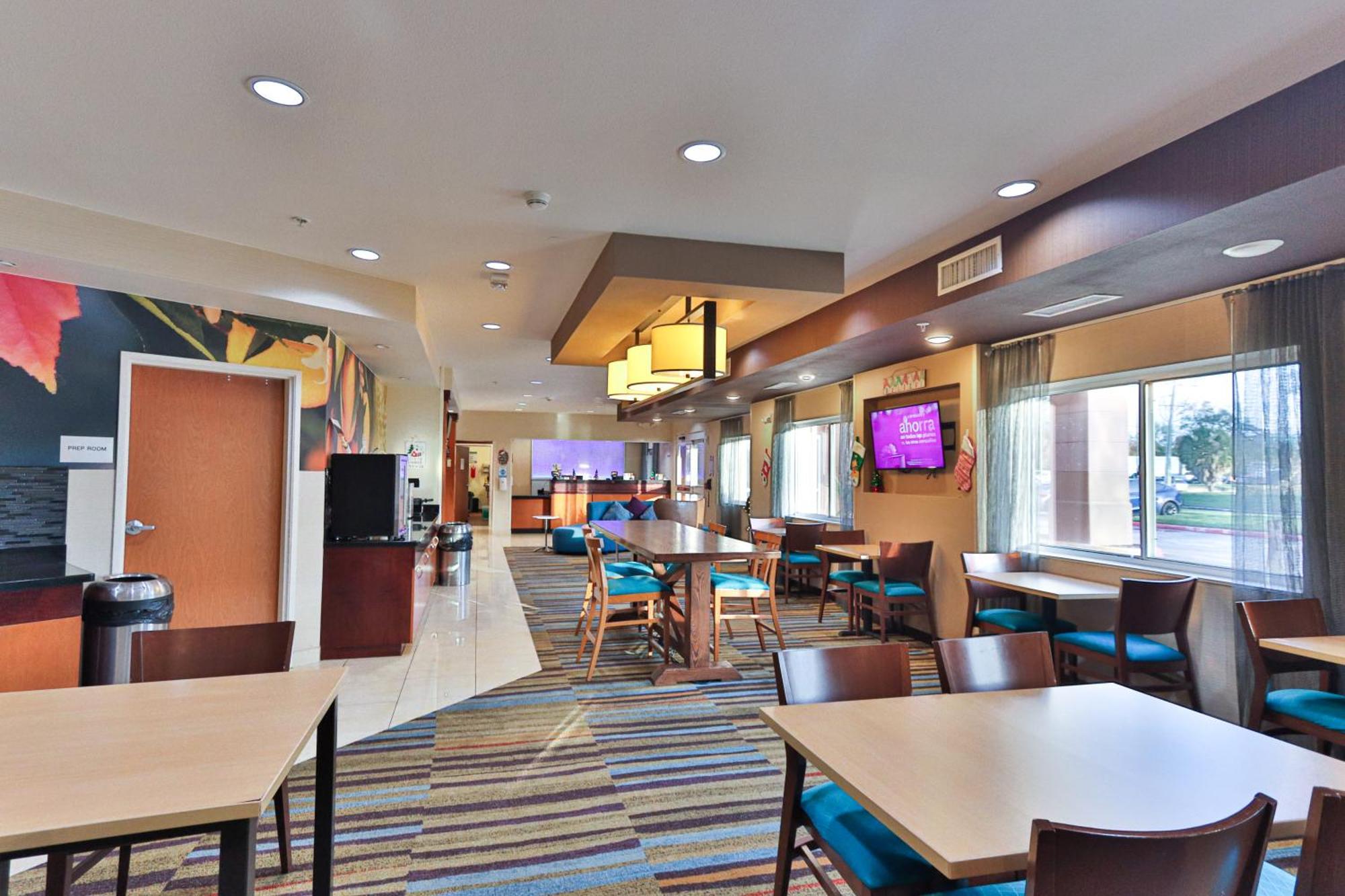Comfort Inn & Suites Westfield Экстерьер фото